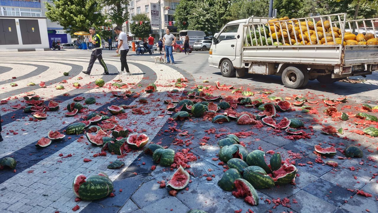 Saray Belediyesi: Karpuzları belediye önünde parçalayan satıcı yasal olmayan faaliyet sürdürüyor