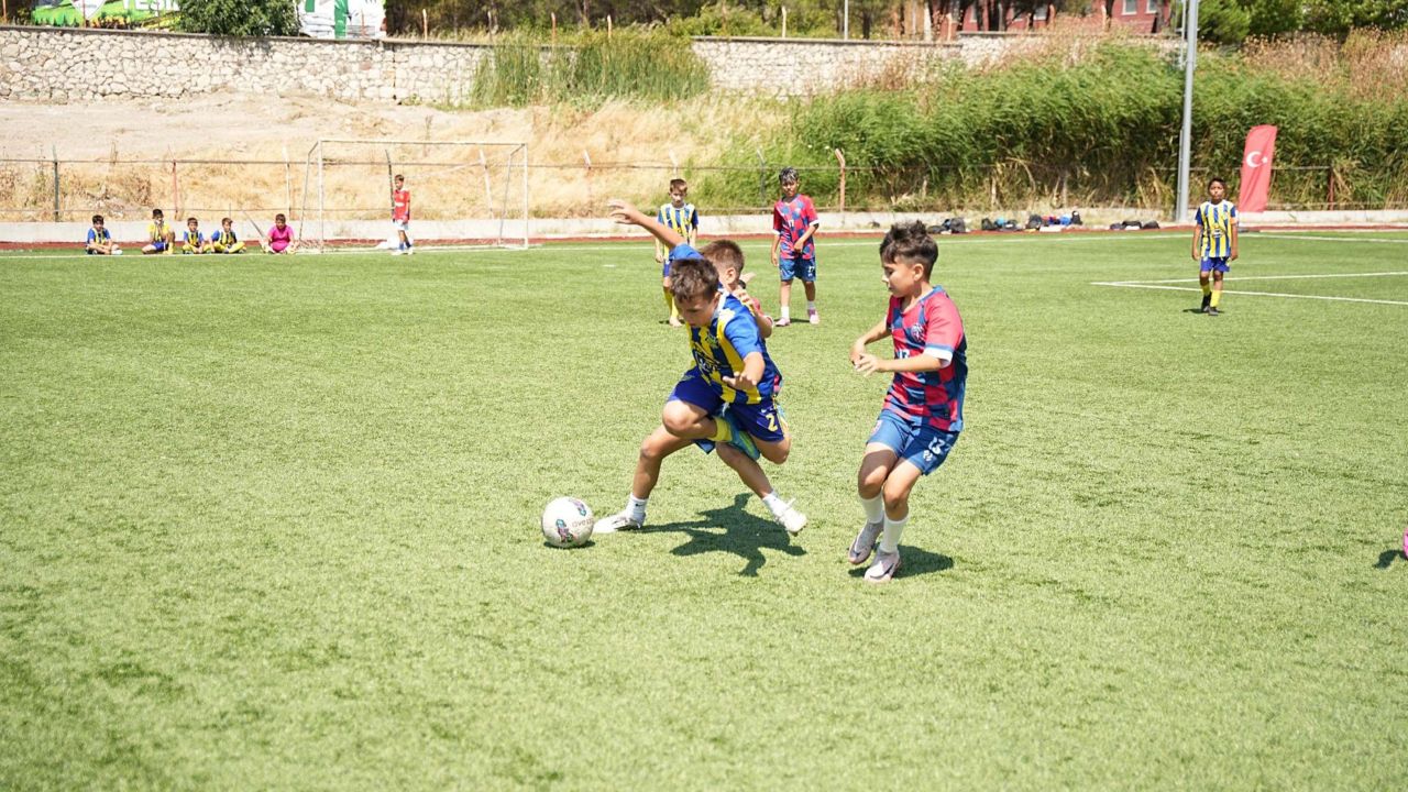 Sındırgı'da depremin ardından çocuklar 'futbol turnuvası' ile moral buldu