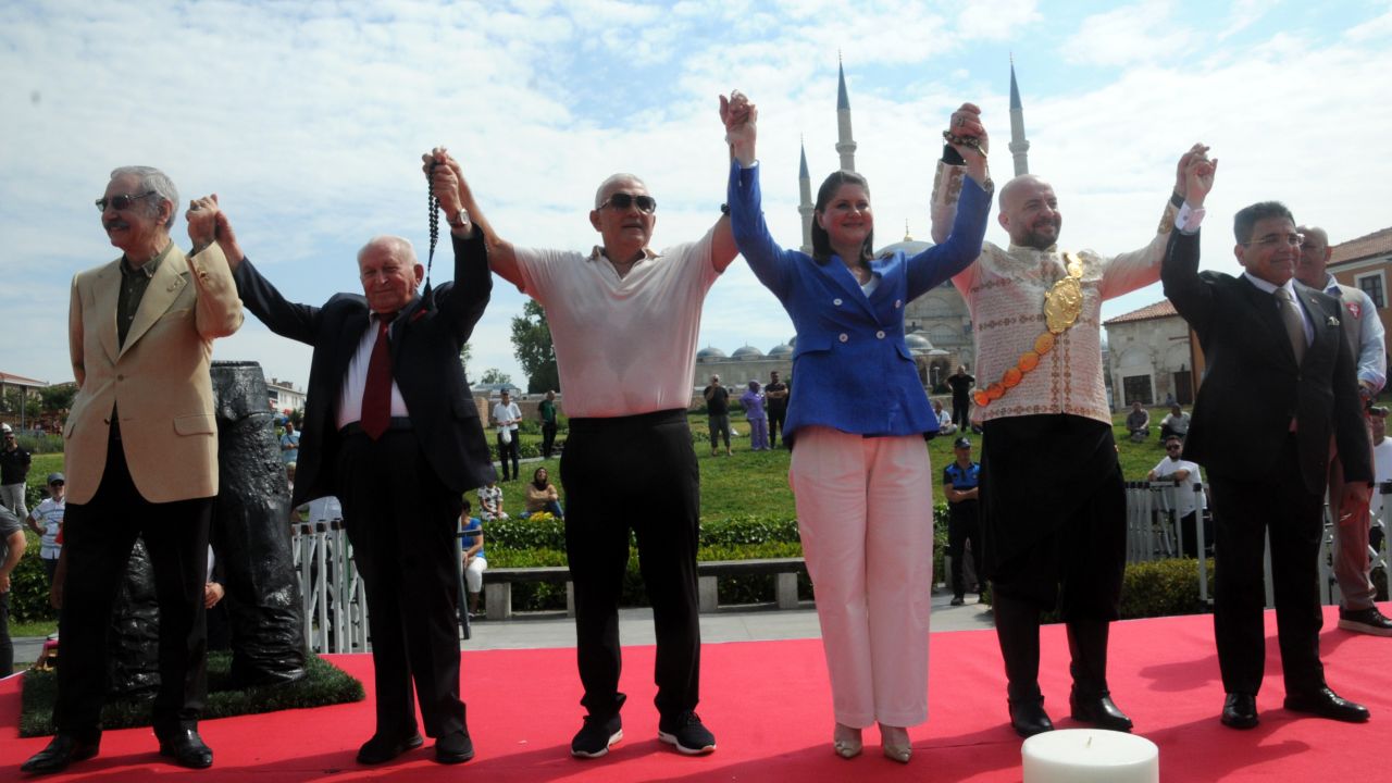 Tarihi Kırkpınar Yağlı Güreşleri'nde, geleneksel 'ağa karşılama' töreni yapıldı
