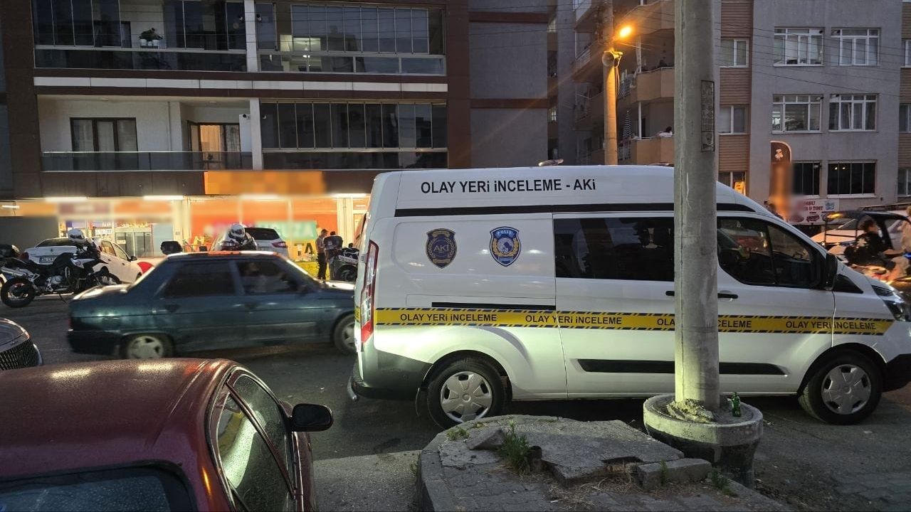Tekerlekli sandalyeye bağımlı eşi balkondan yardım istedi; boğazında kesiyle banyoda ölü bulundu