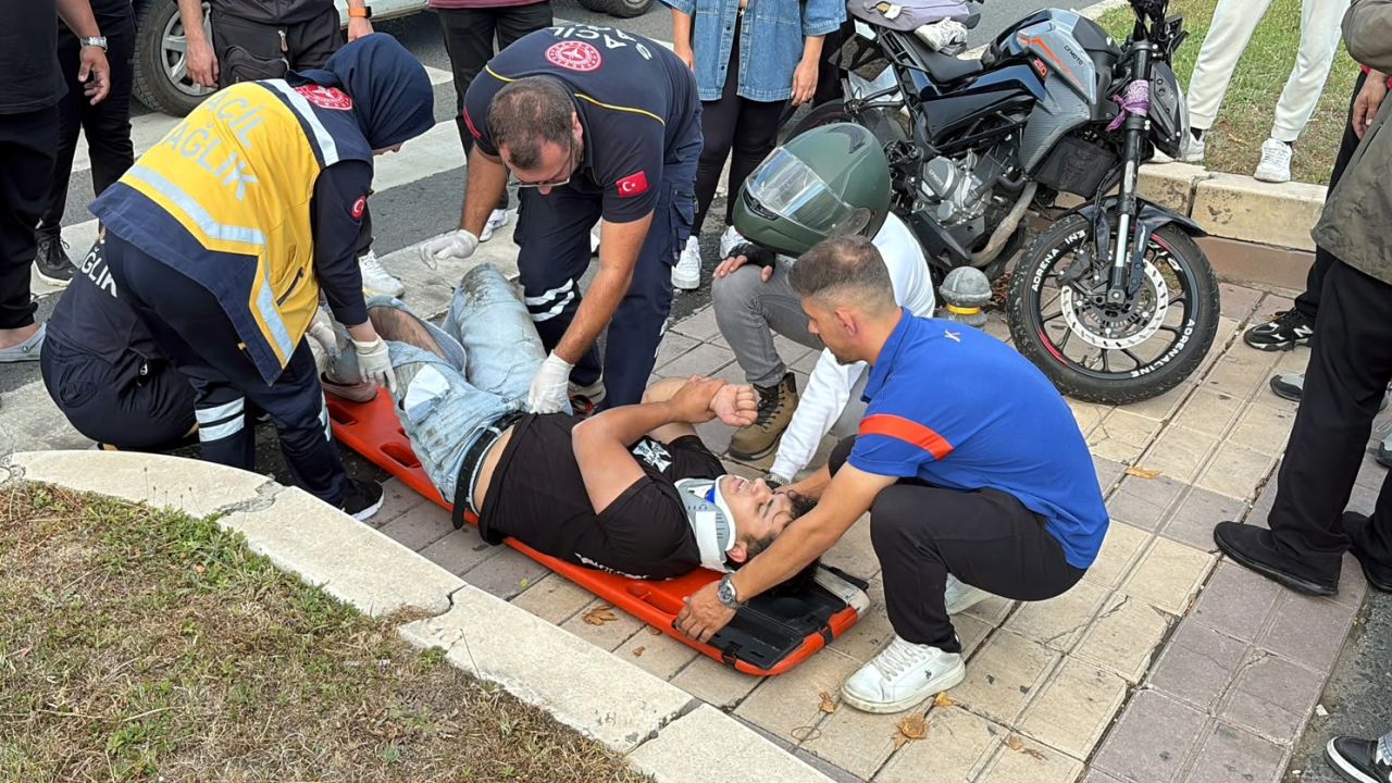 Yaya geçidinde duran otomobile arkadan çarpan motosikletin sürücüsü yaralandı